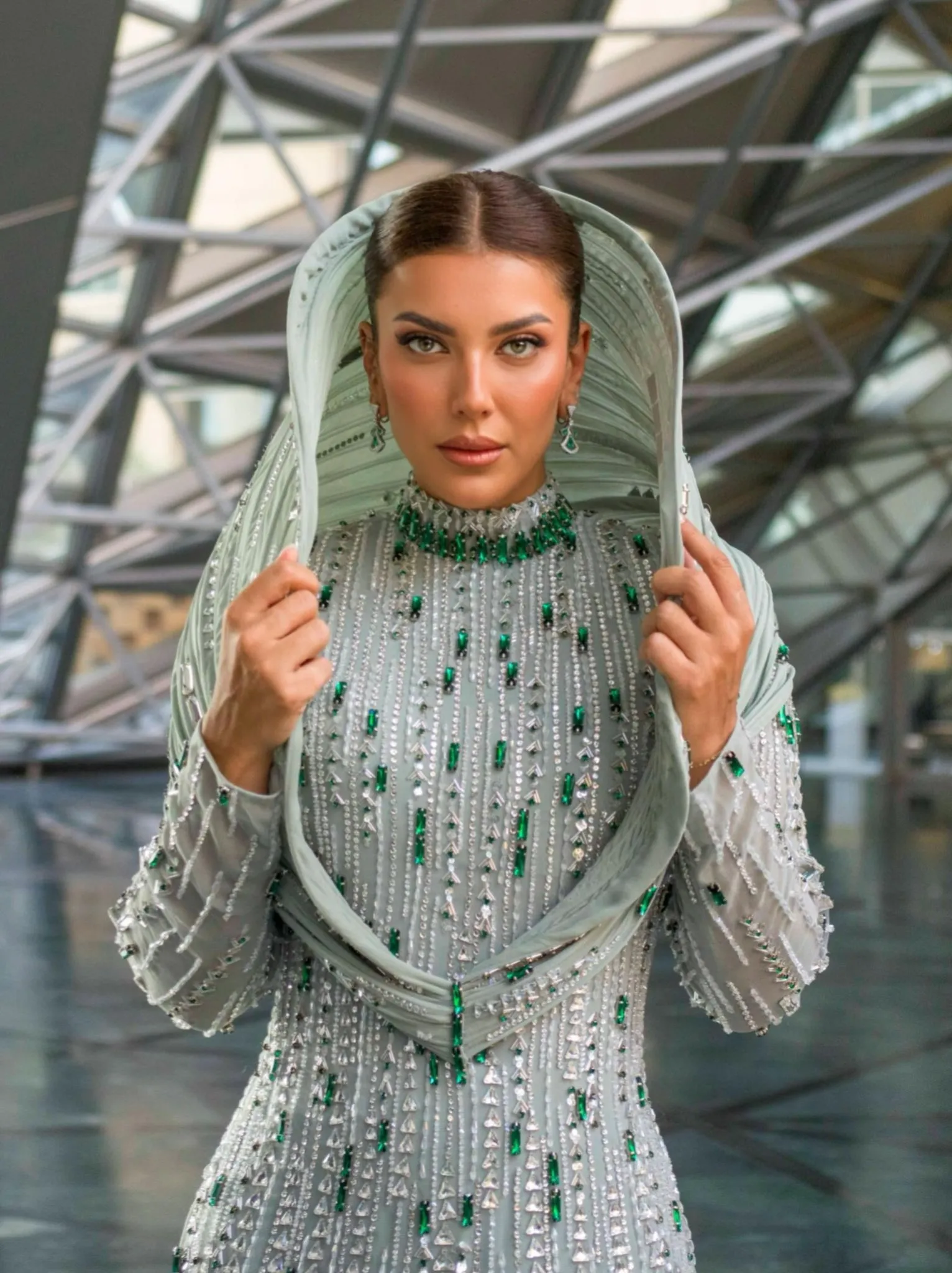 المؤثّرة والمهندسة المعمارية نوف المنيف بإطلالة فضية بتطريز لؤلؤي ولمسات خضراء — مقال إتيكيت إطلالات المناسبات الوطنية