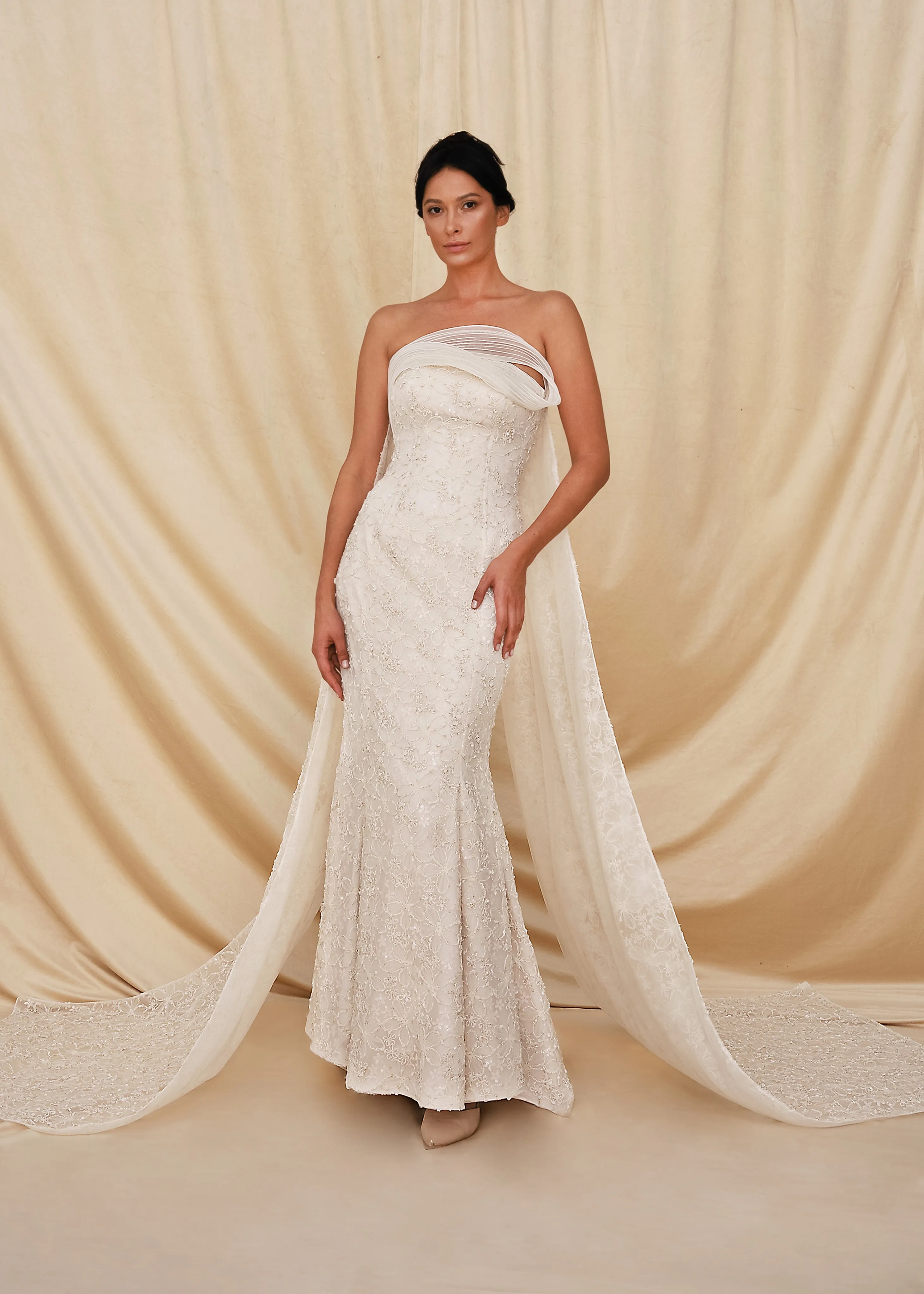 فستان الوشاح الكريمي