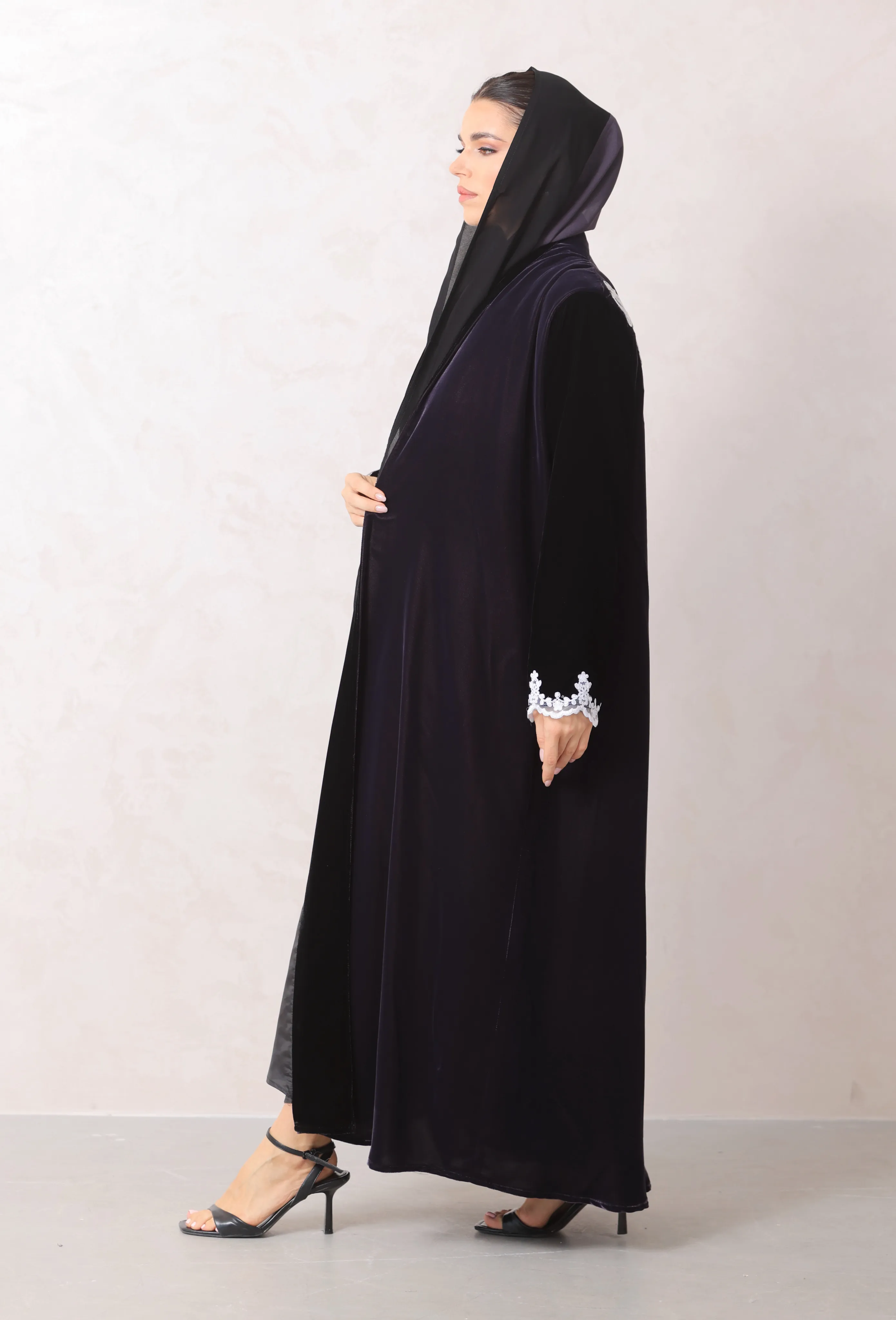 عباية مخمل فاخرة – أسود بنفسجي