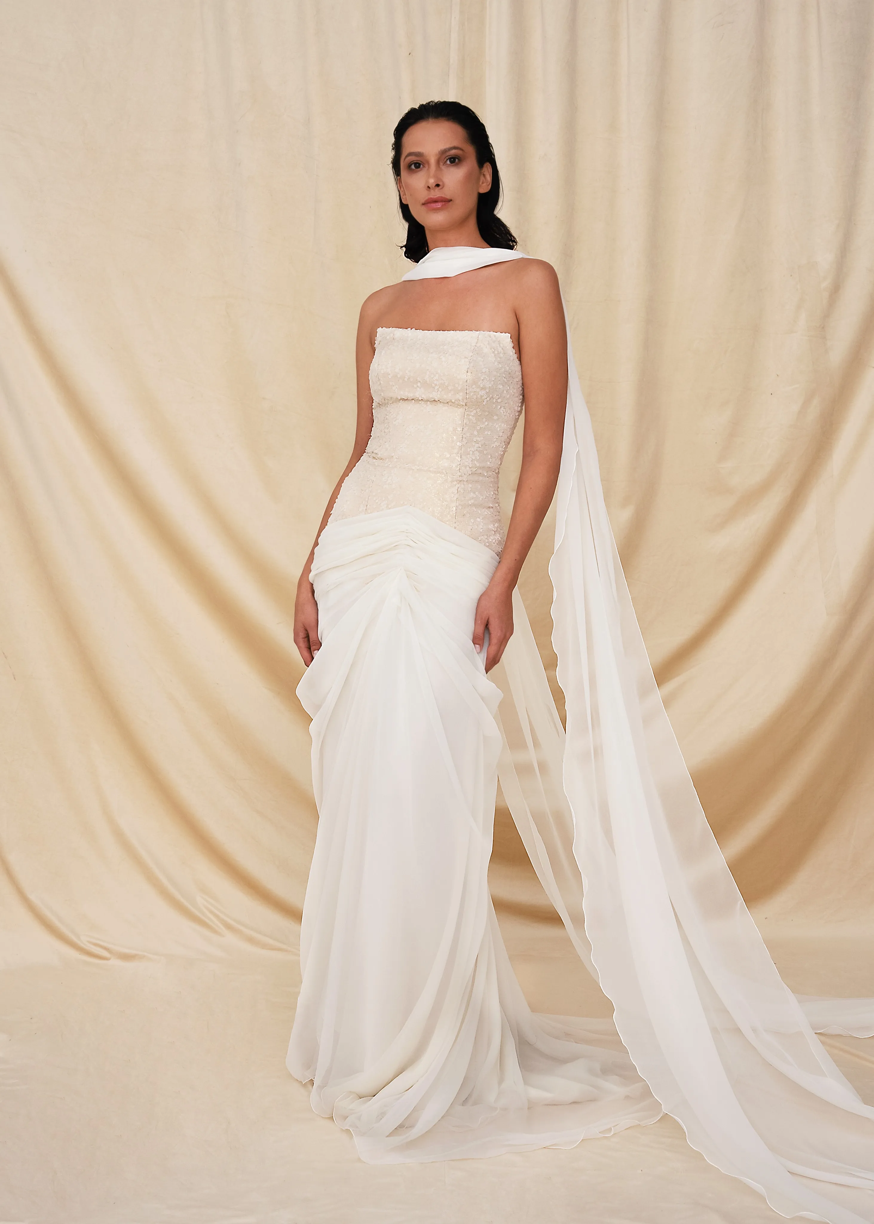 فستان أنيق بوشاح