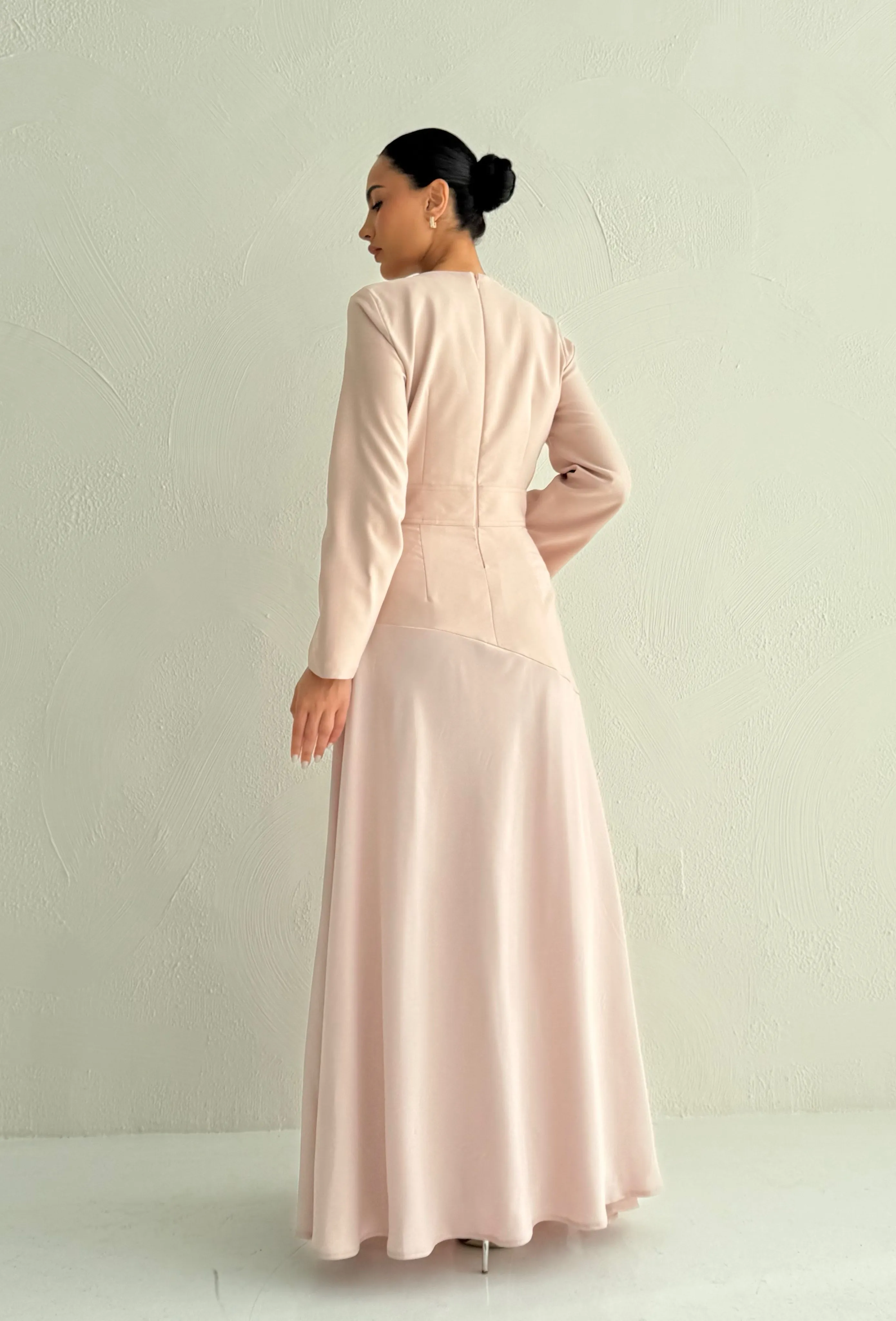 فستان بقصّة مائلة