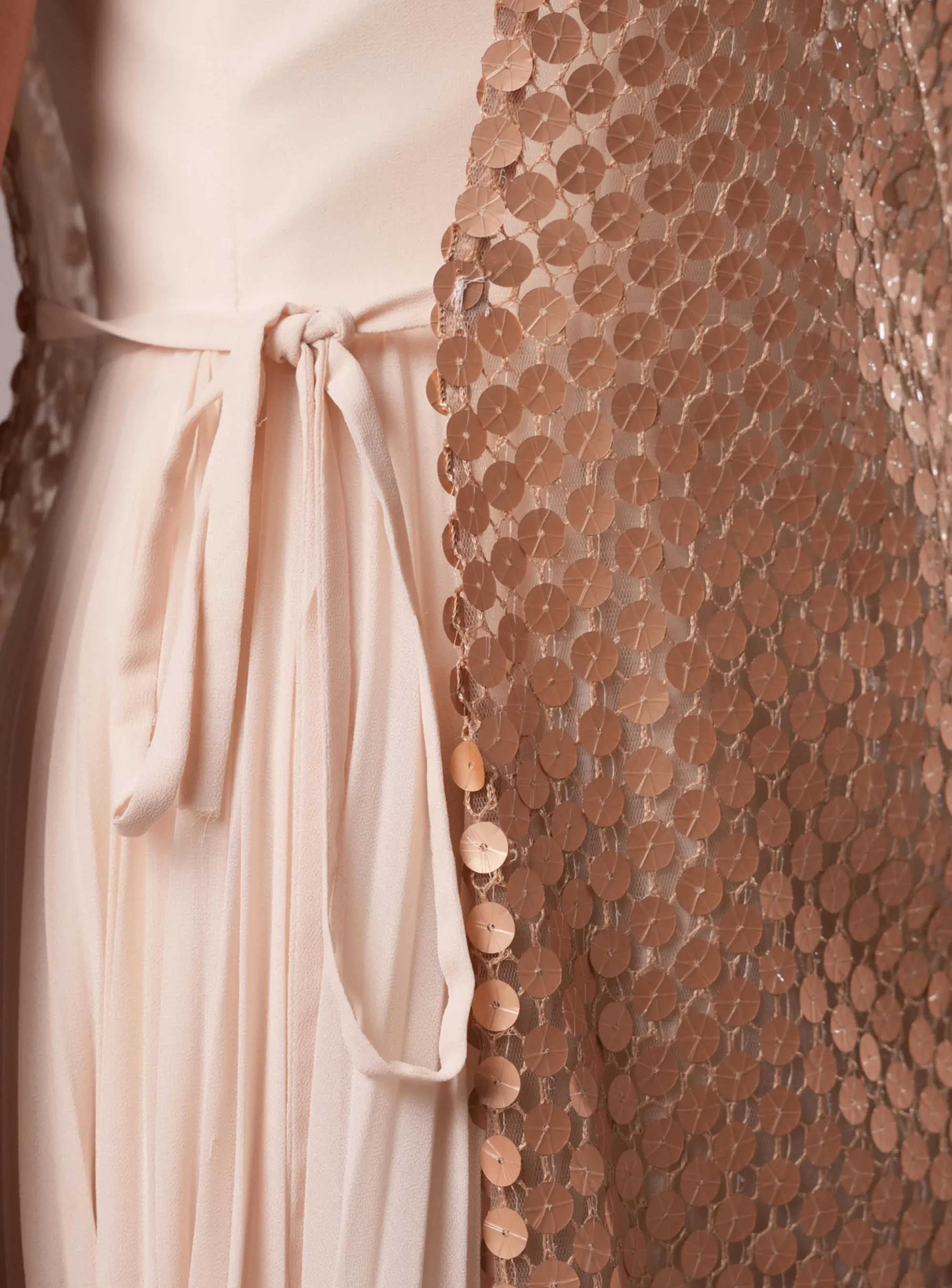 فستان الترتر المطفي والشيفون