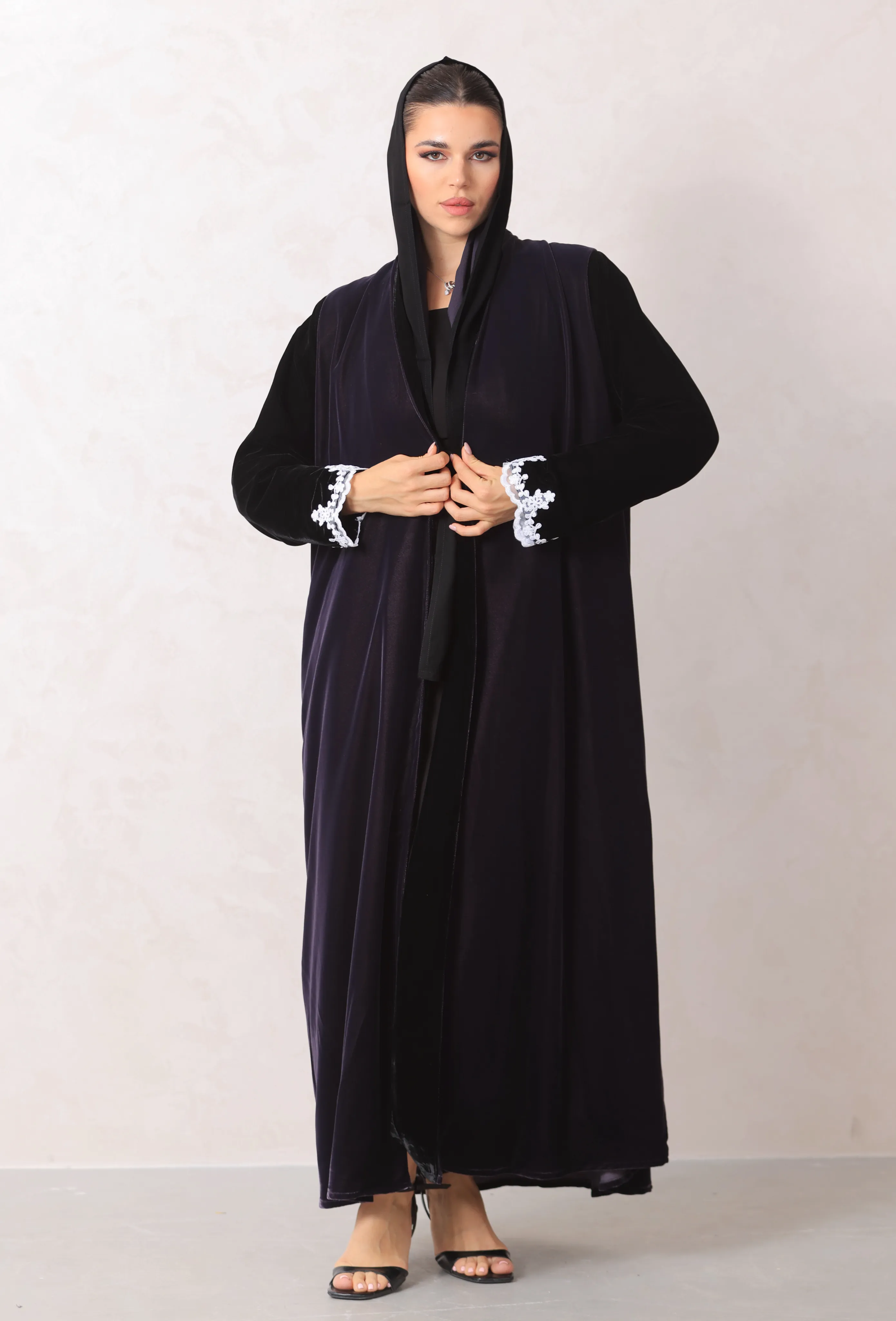 عباية مخمل فاخرة – أسود بنفسجي