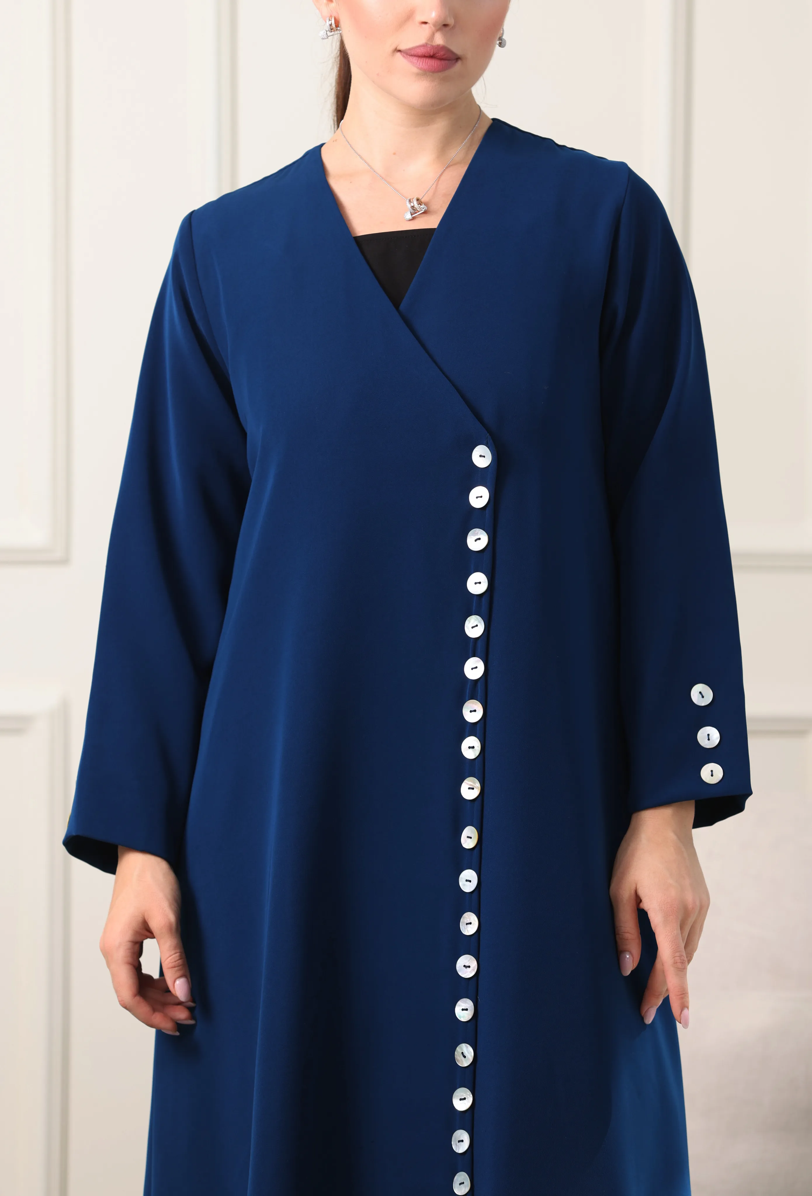 عباية كريب بأزرار صدف