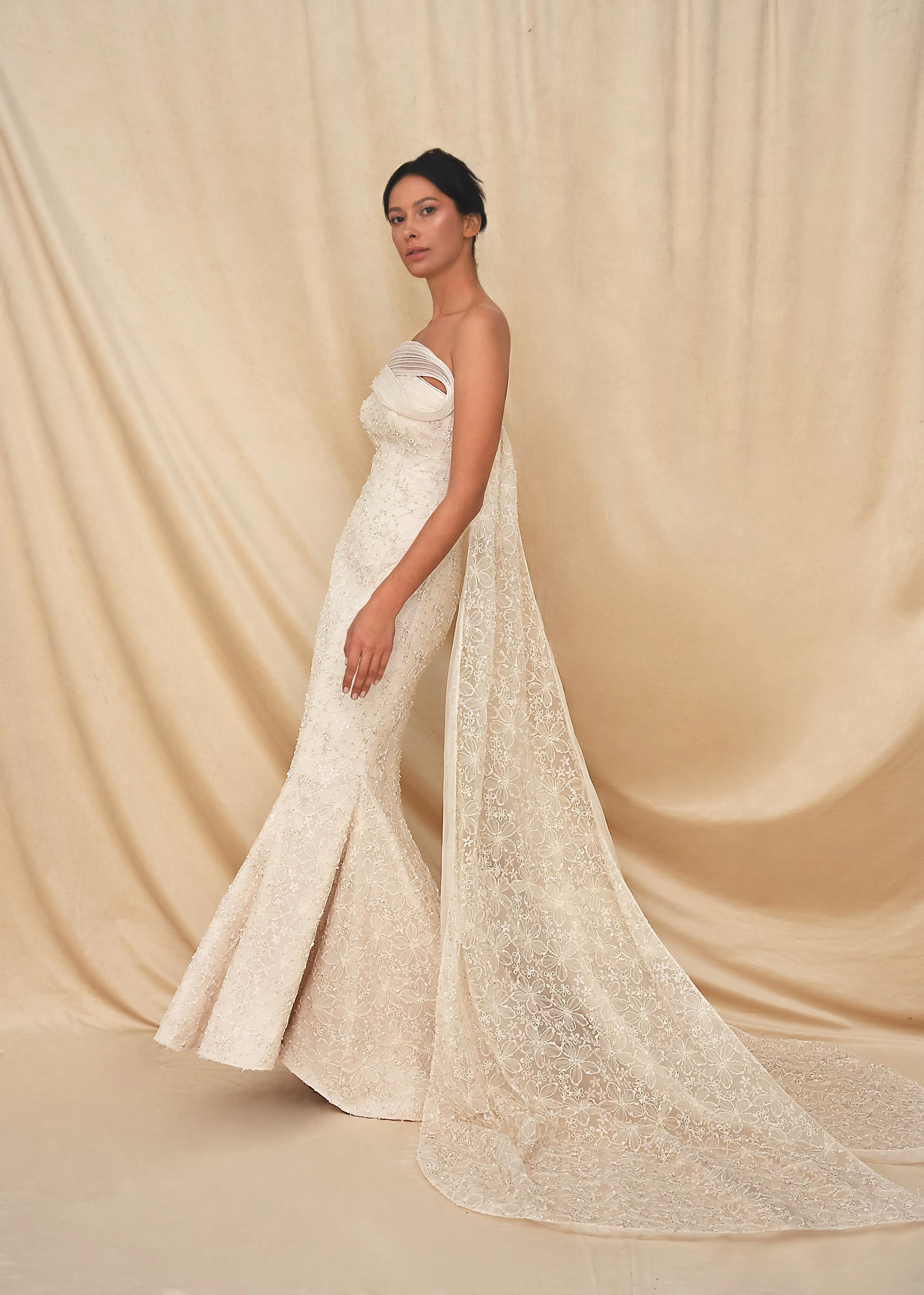 فستان الوشاح الكريمي