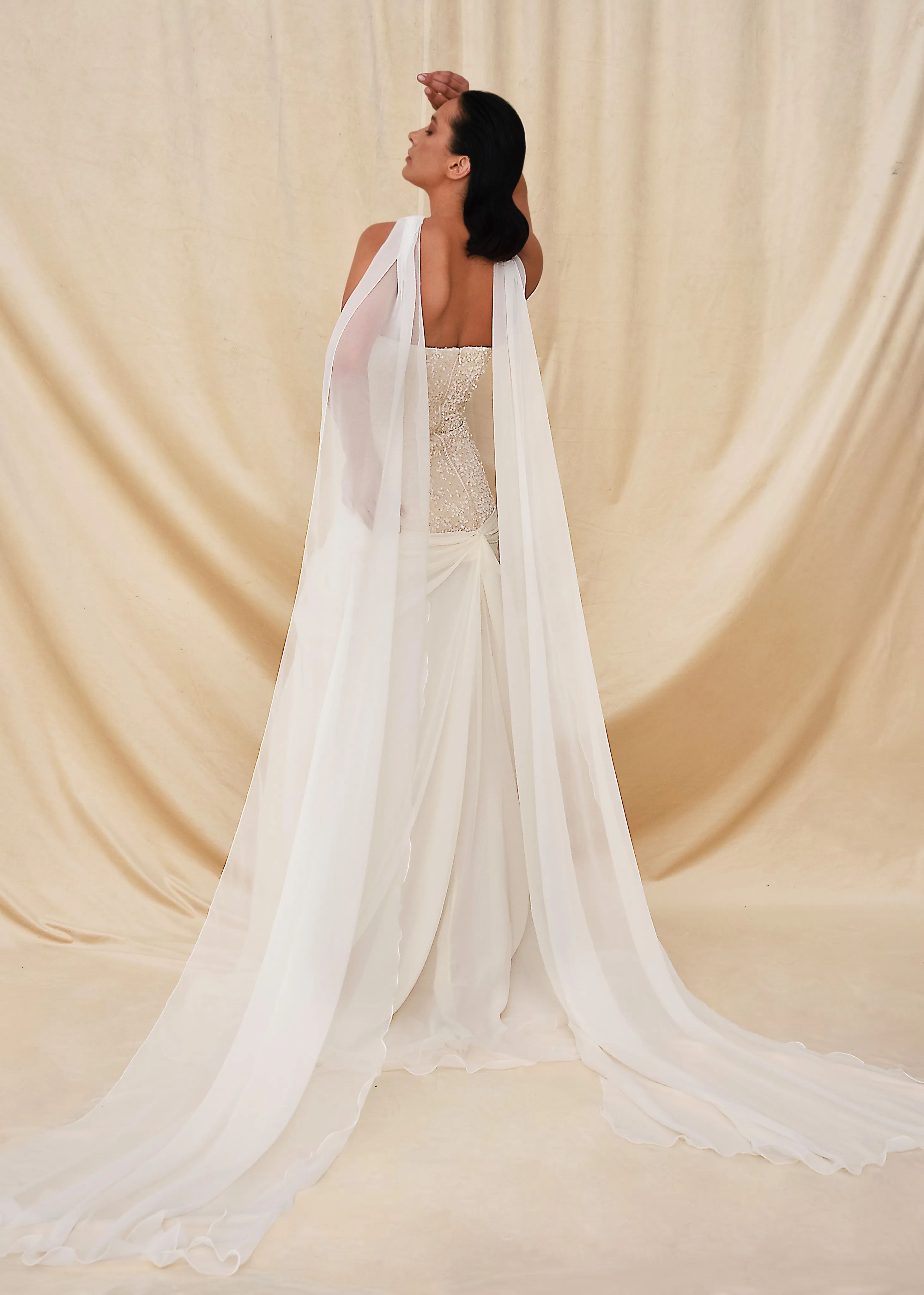 فستان أنيق بوشاح