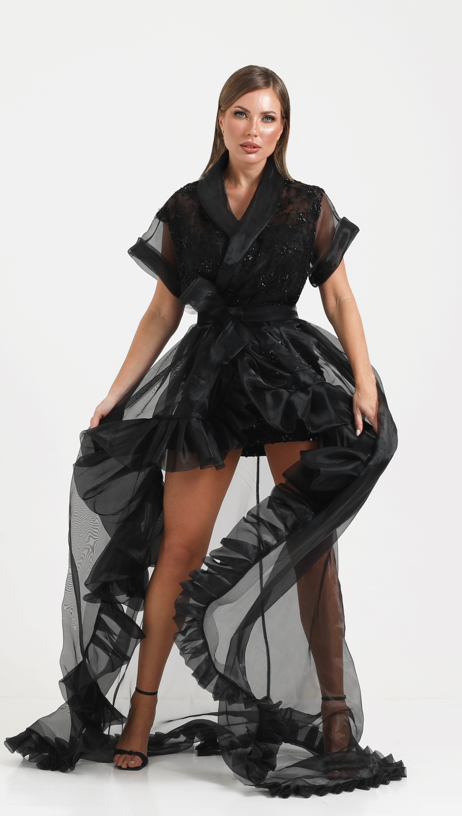 فستان سهرة عصري :  تصميم فريد بإطلالة عصرية